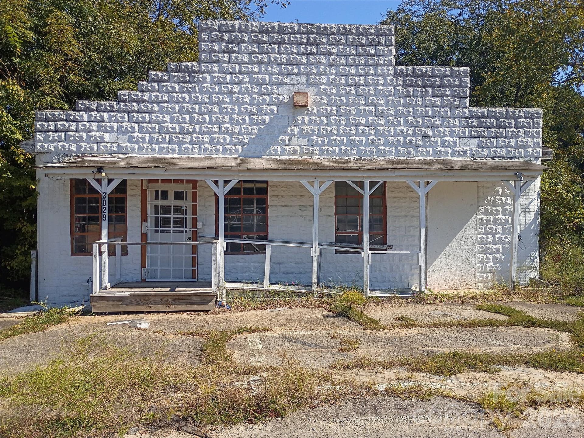 3021 Lesslie Highway
