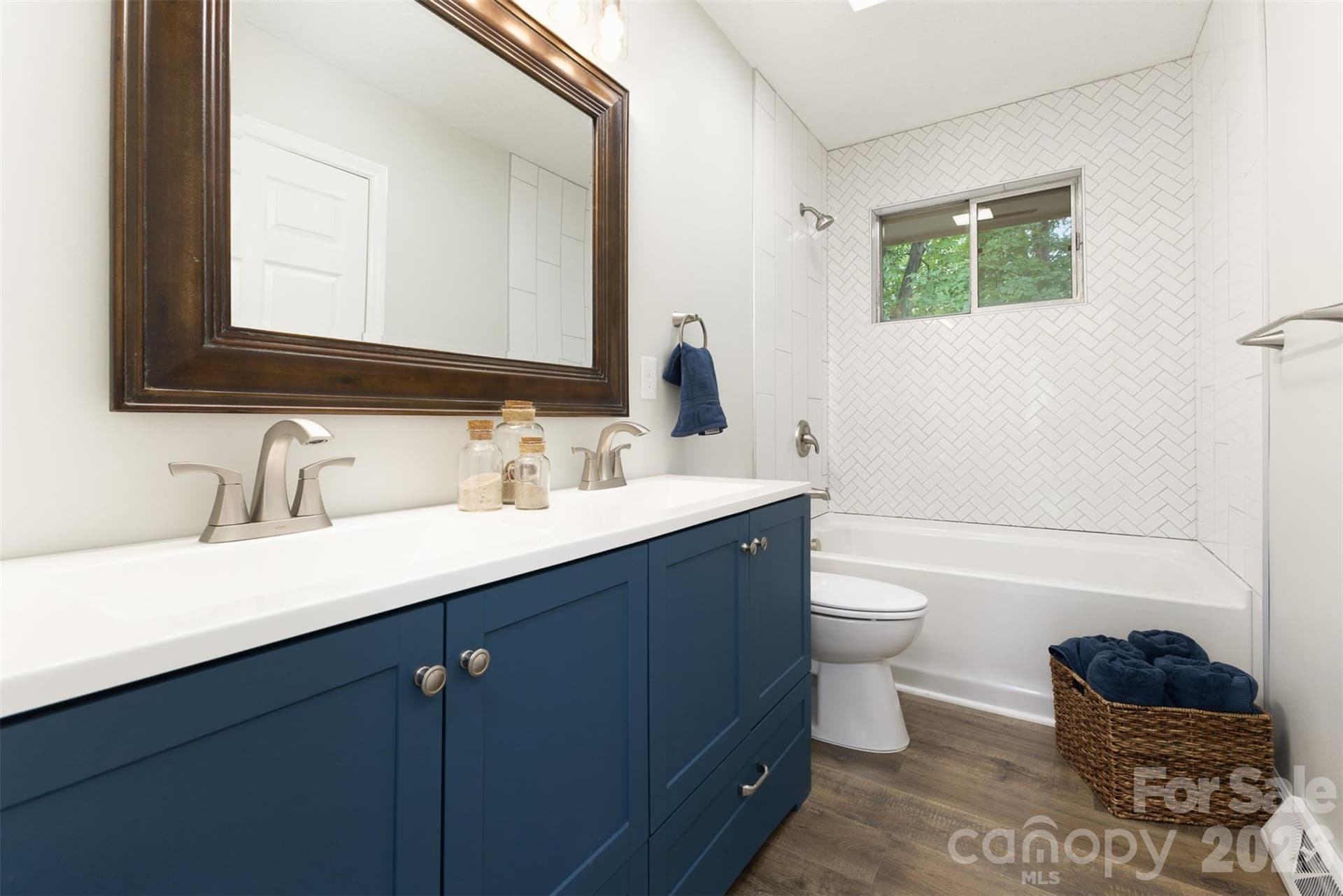 Main bathroom with tile tub/shower surround and double vanity - 1948 Marett Boulevard, Rock Hill