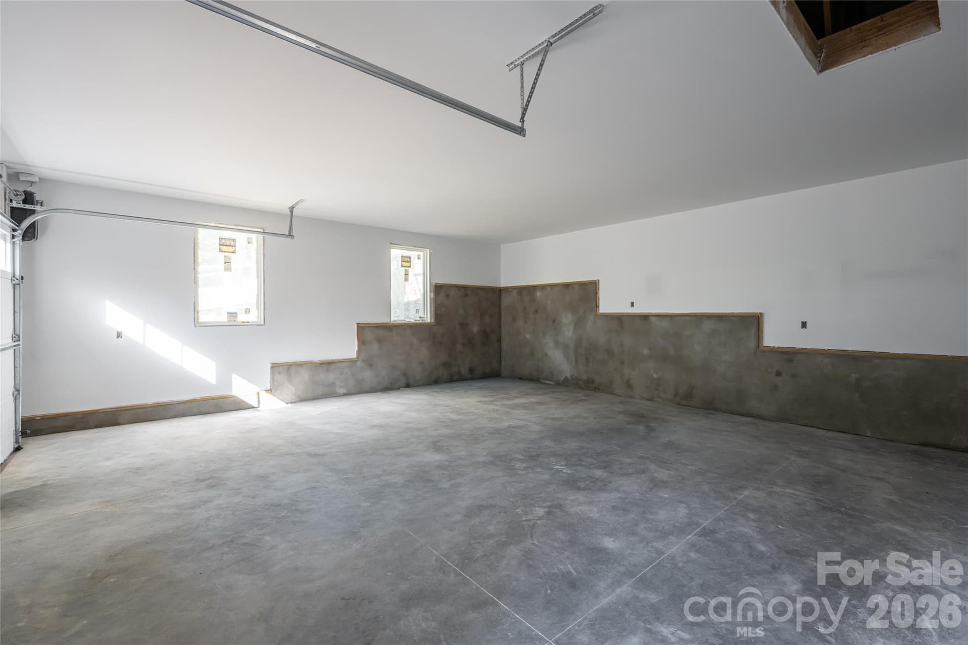 2 car garage - 200 Bent Pine Trace, Hendersonville