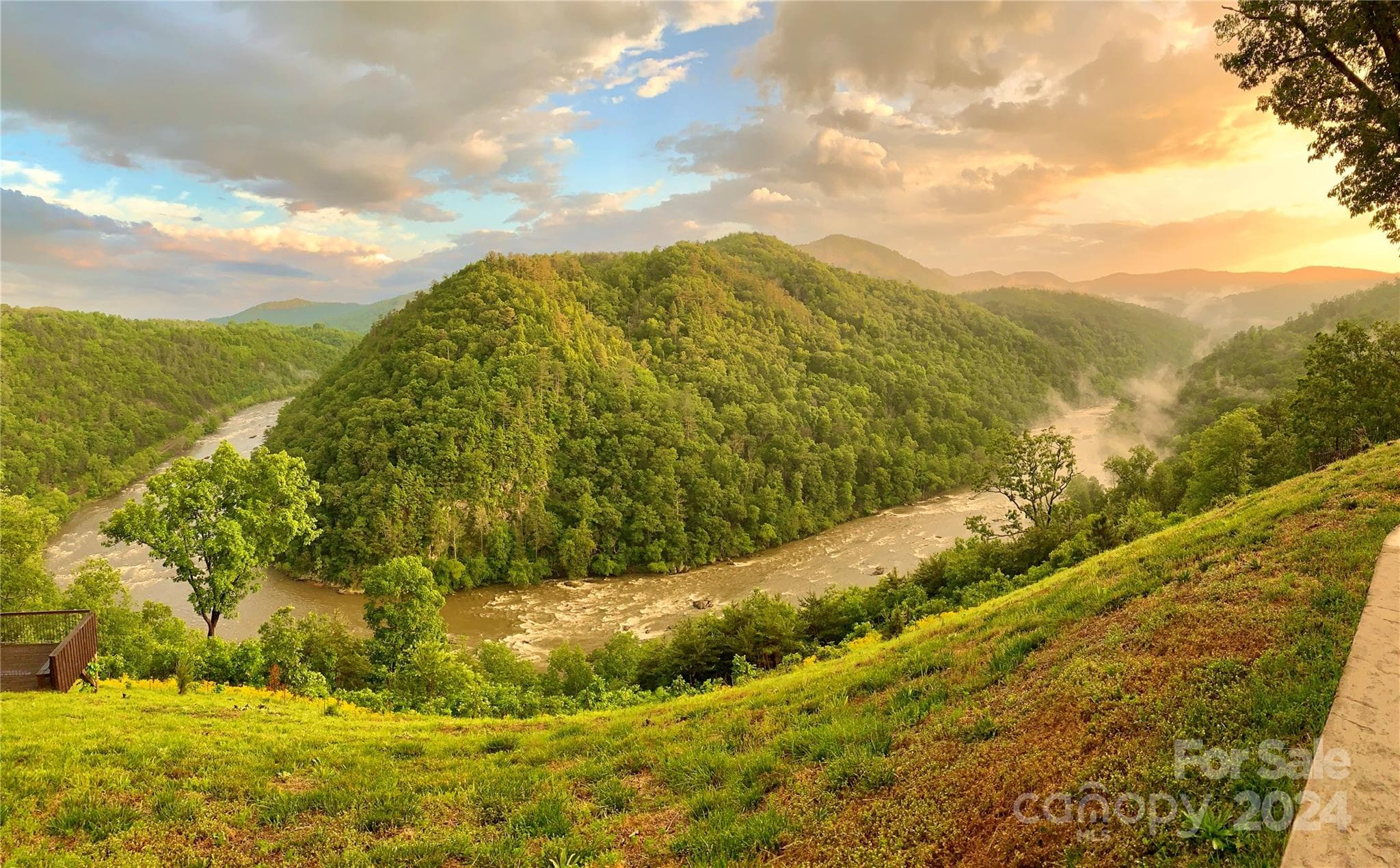 Breathtaking sunsets await at the River Lodge - 75 Raccoon Run, Marshall