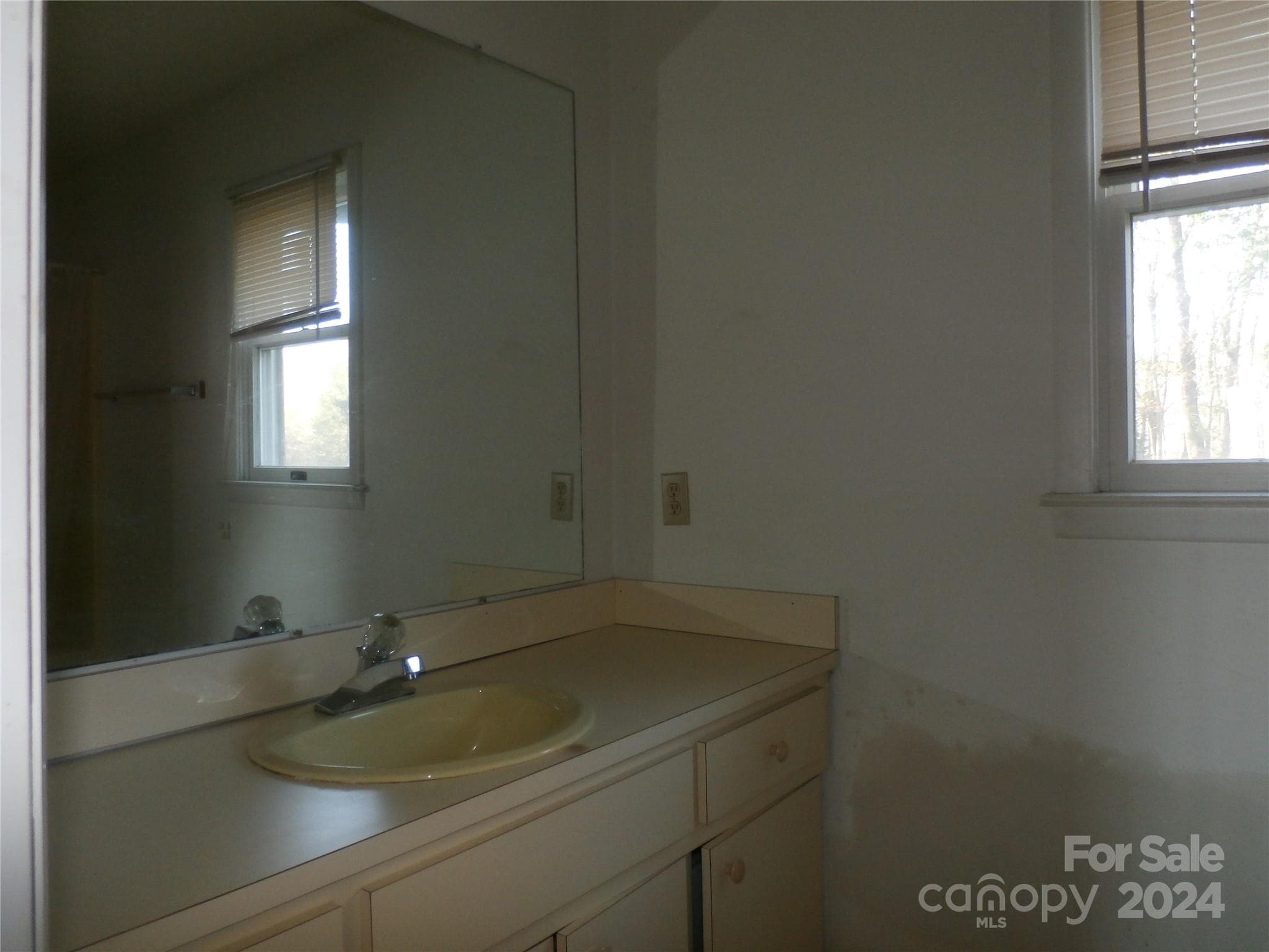 upper level bathroom - 288 Firetower Road, Spruce Pine