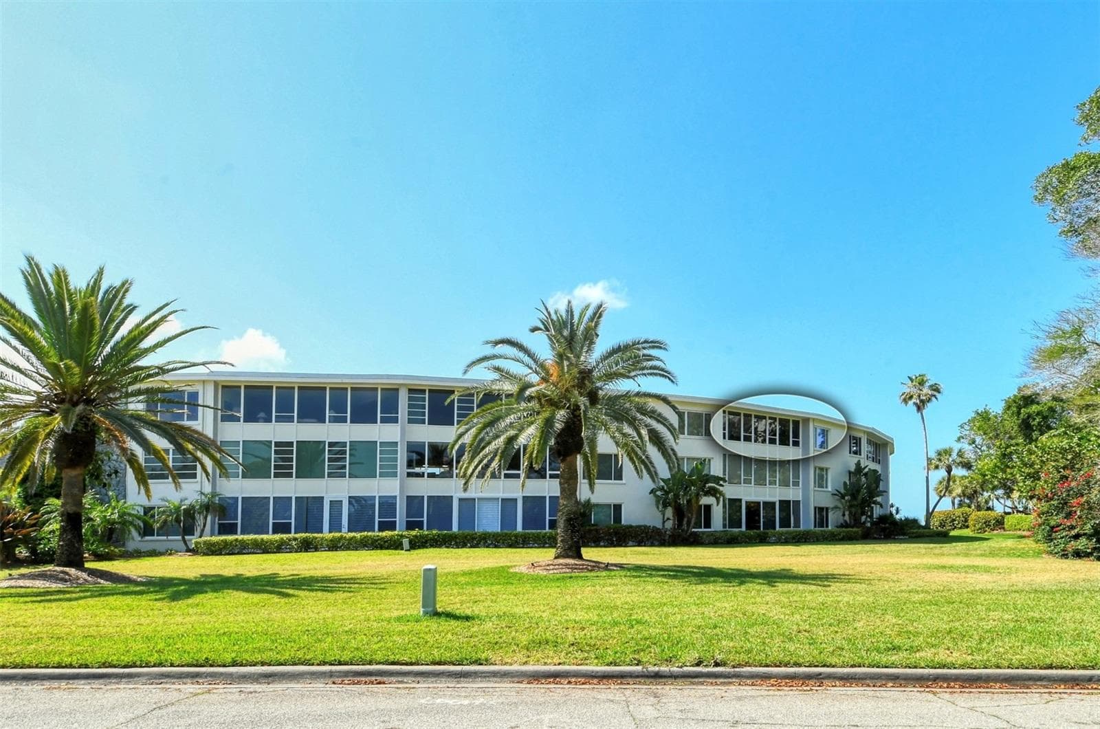 Building view from beach - 100 SANDS POINT RD #324, LONGBOAT KEY