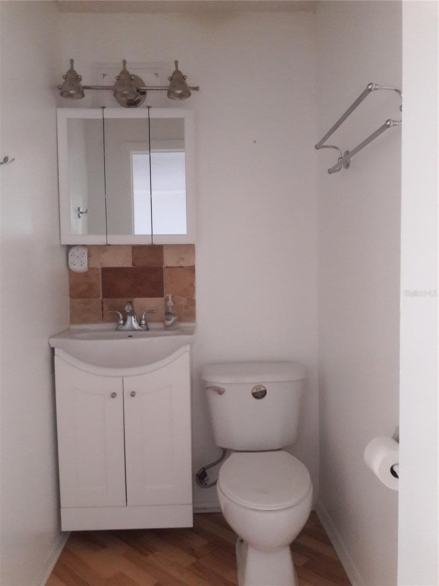 1/2 Bath bonus - 101 LAKE AVE NE #222, LARGO