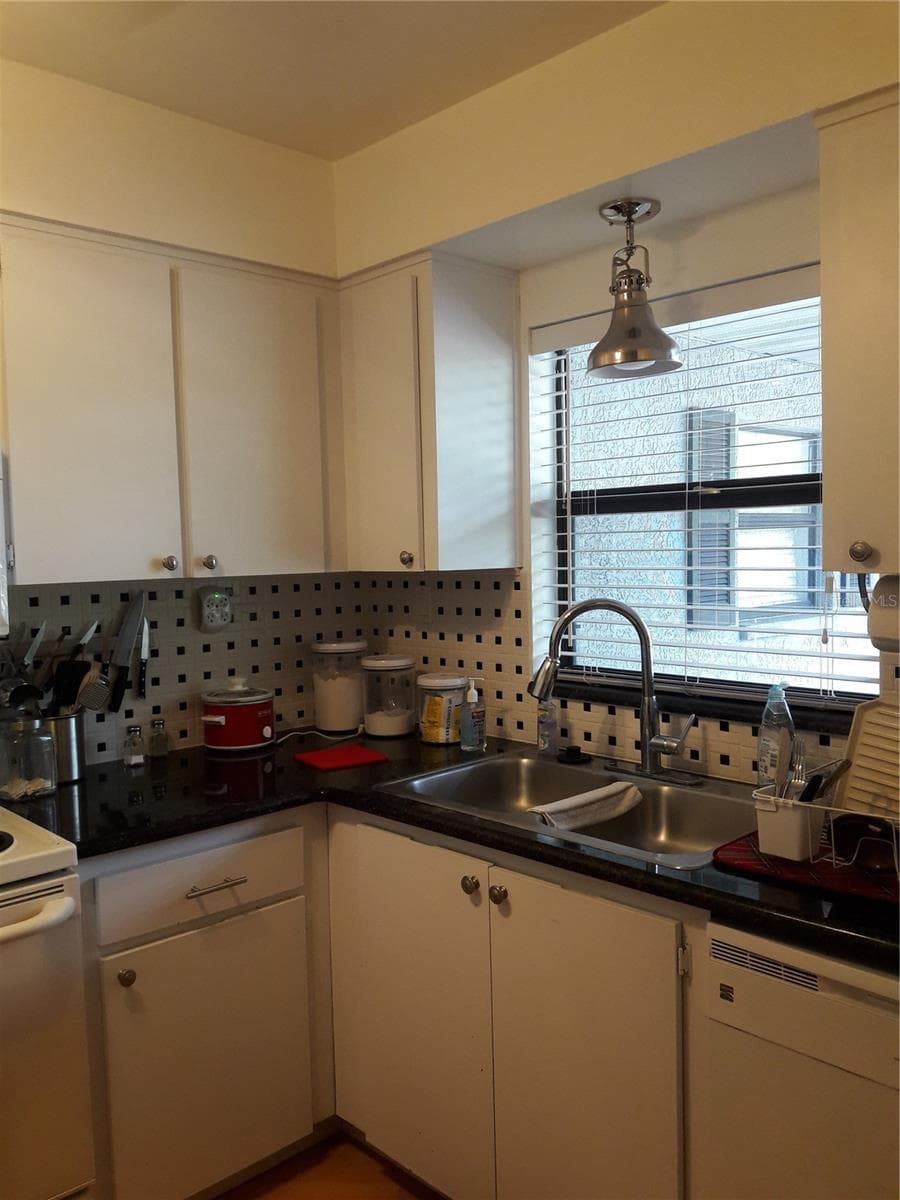 Kitchen new appliances - 101 LAKE AVE NE #222, LARGO