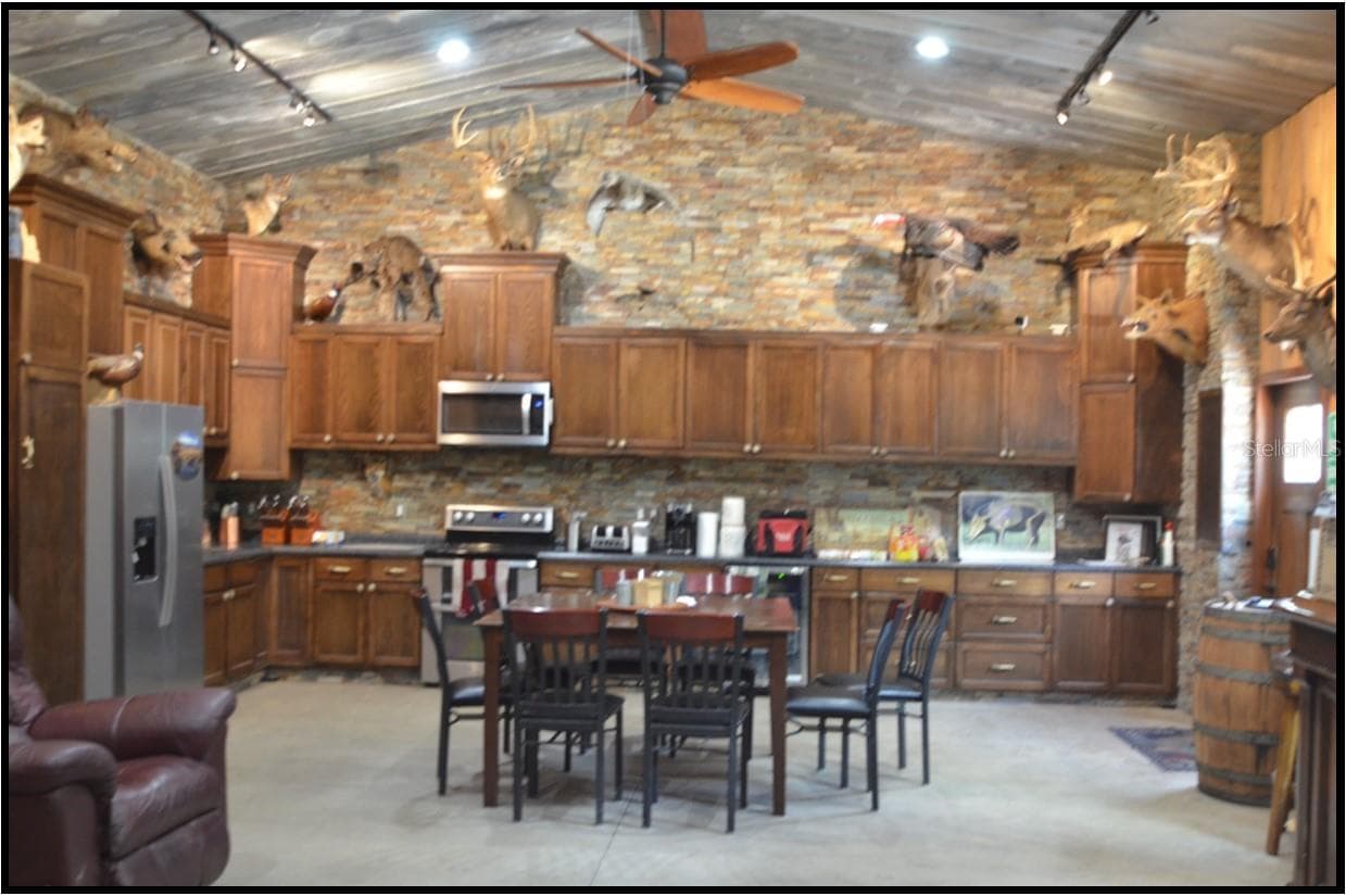"Lodge" facility - 7019 CROOKED CREEK LN, ZOLFO SPRINGS