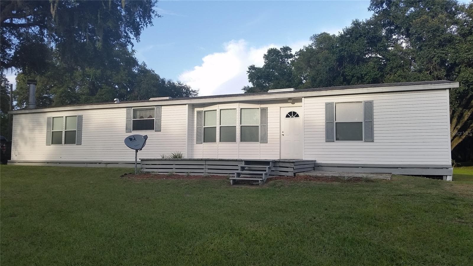 Front of home that faces the lake - 30340 BAYLOR LN, WESLEY CHAPEL