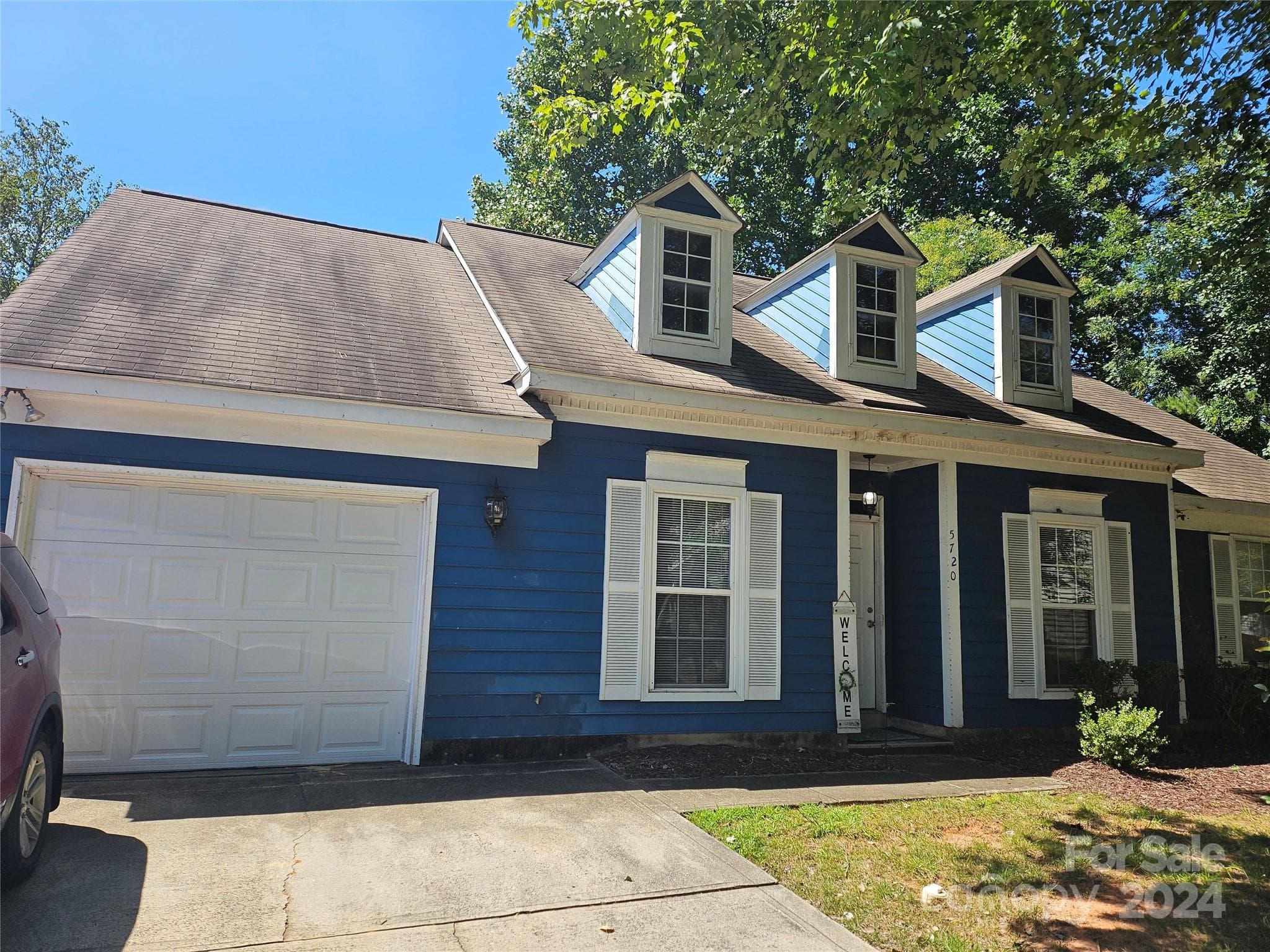 Single Family Residence at 5720 Ebley Lane, Charlotte, photo 2 of 13