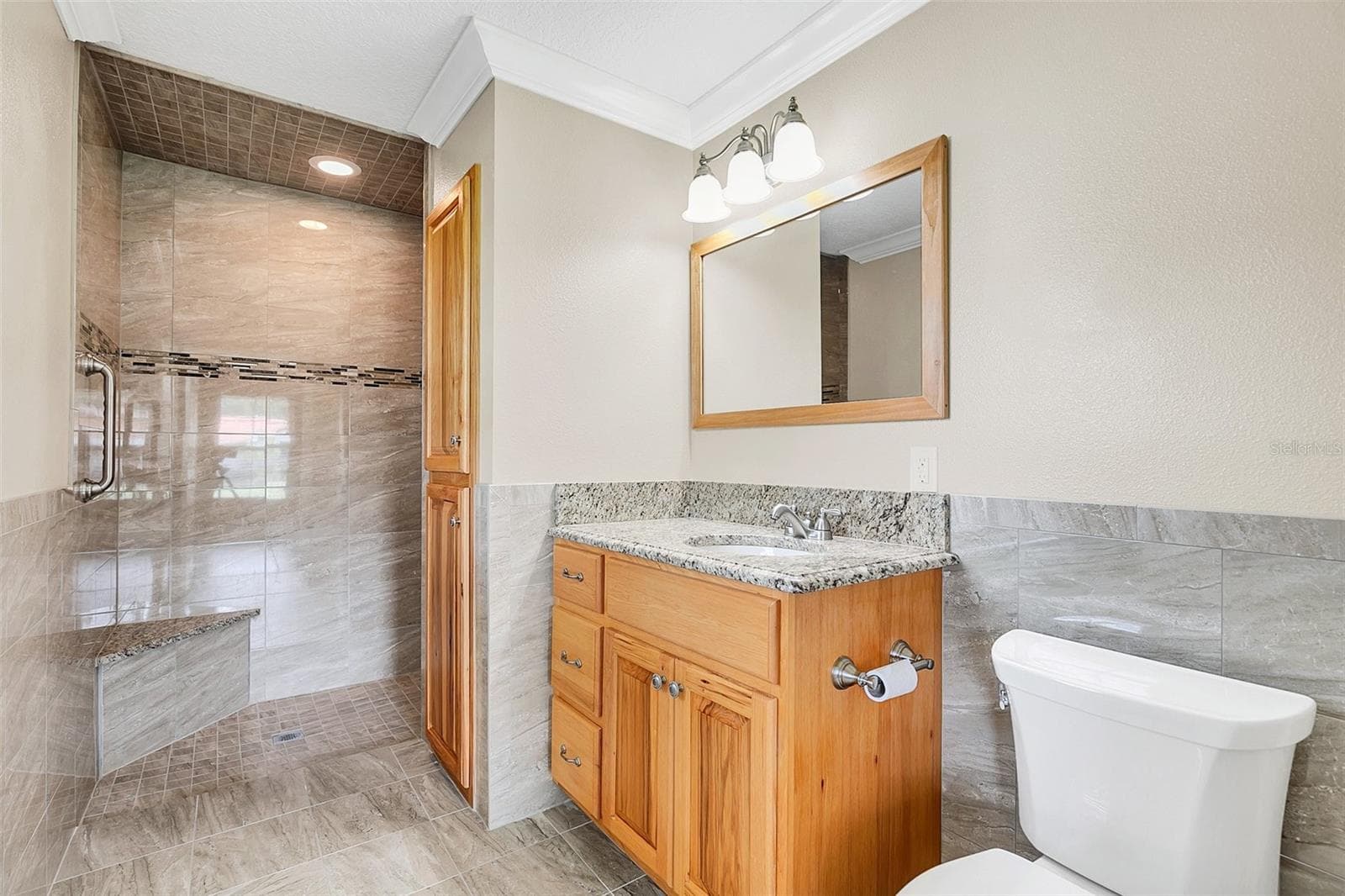 Guest House Bath - 4147 BOGGY CREEK RD, KISSIMMEE