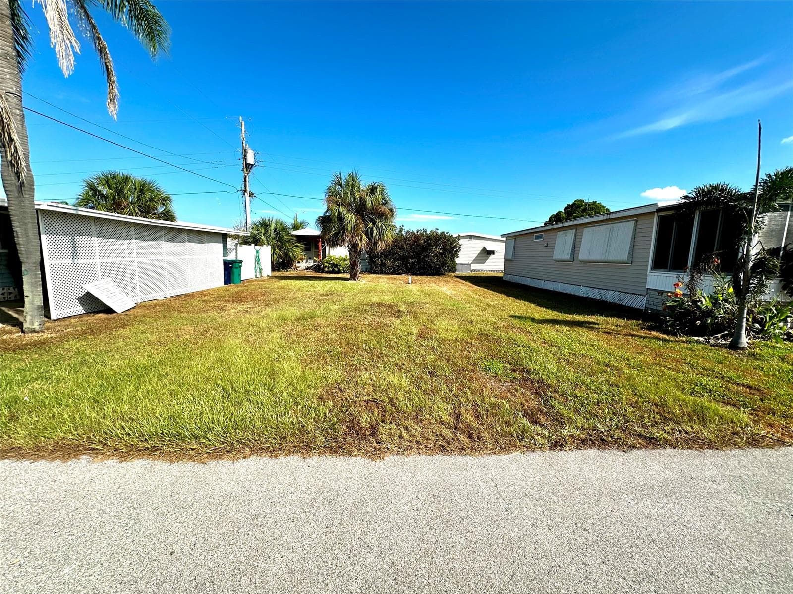 23 FLORES DR