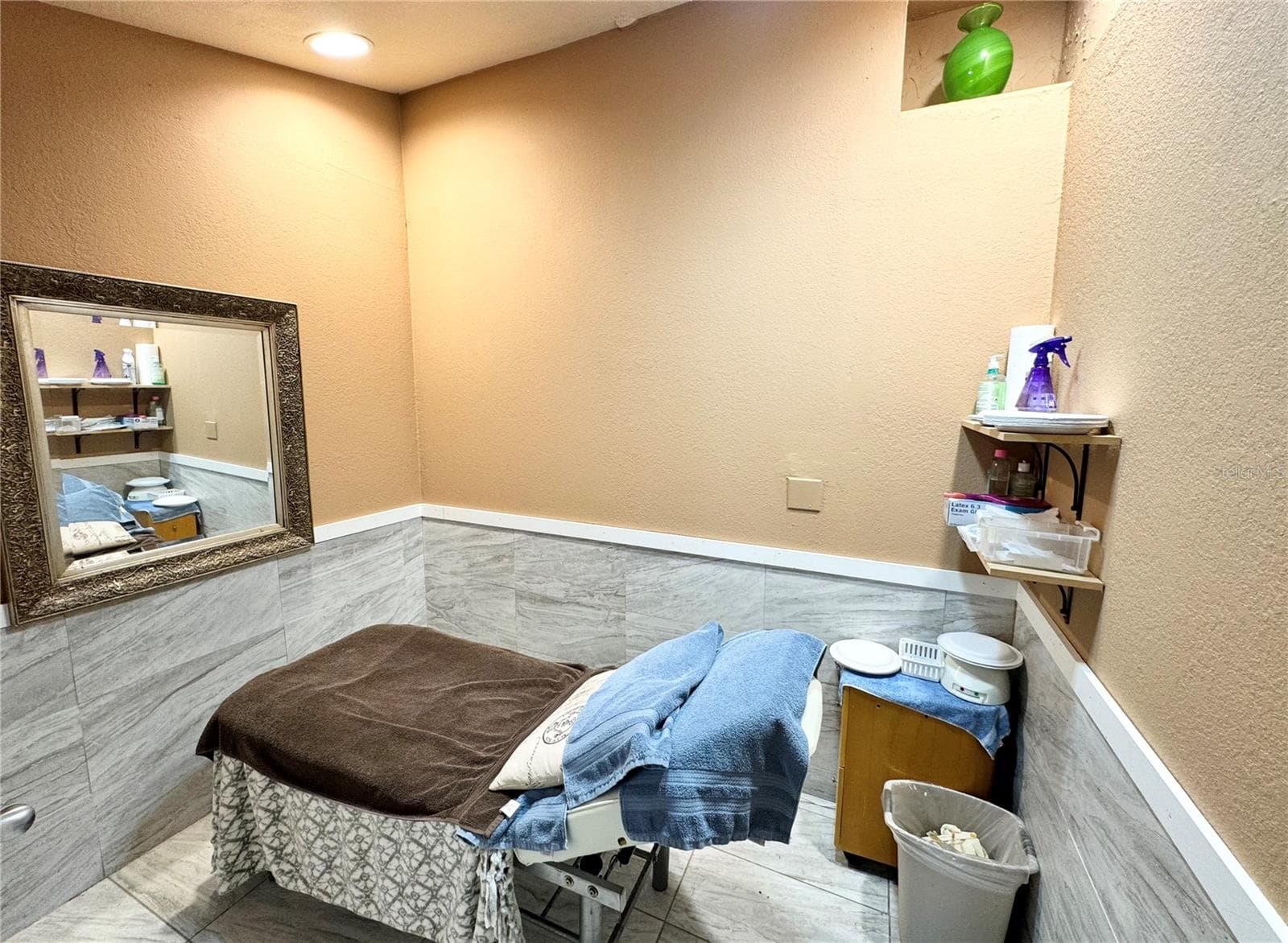 Separate Room currently used for waxing - 3080 BEE RIDGE RD, SARASOTA