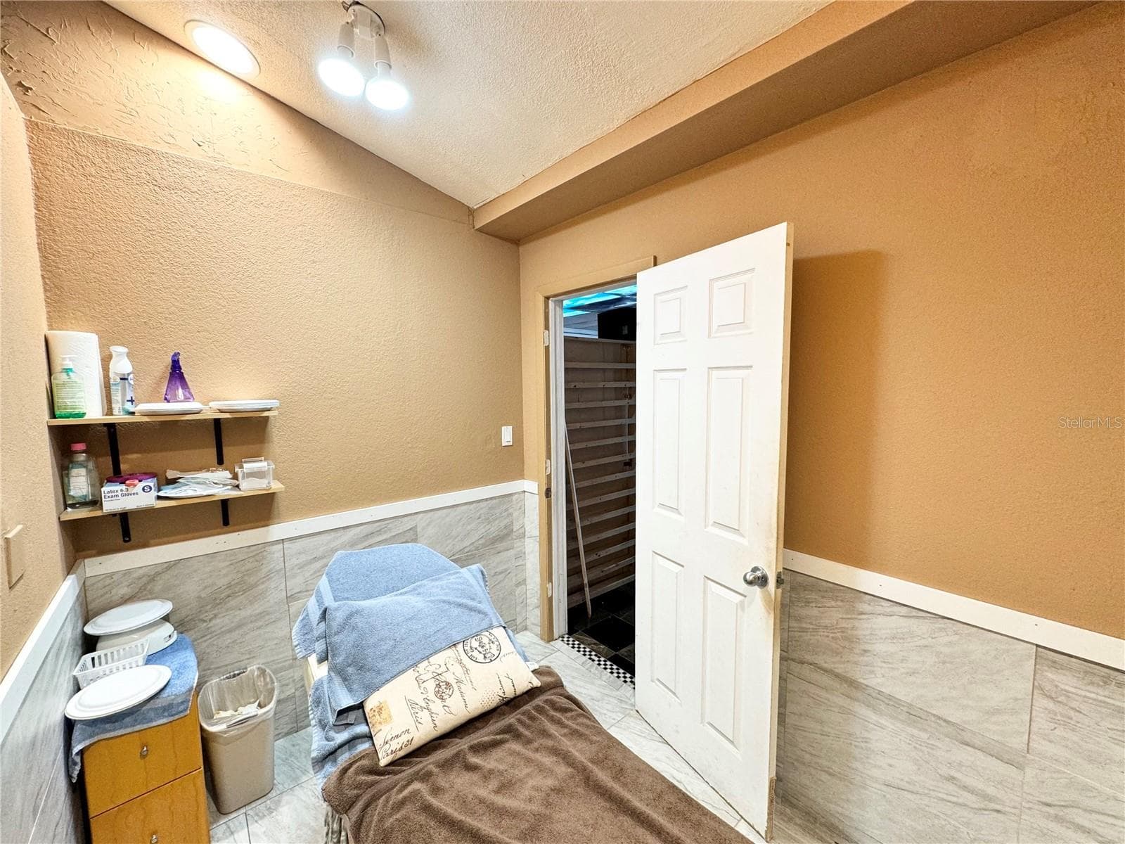 Separate Room currently used for waxing - 3080 BEE RIDGE RD, SARASOTA