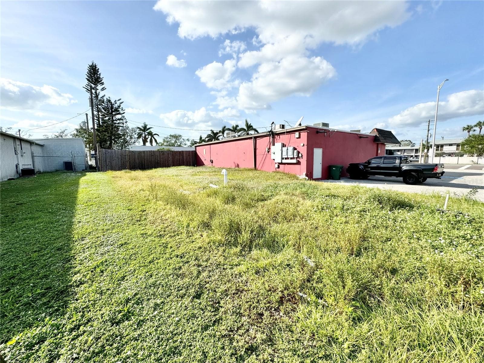 There is additional rear space off Murdock see survey - 3080 BEE RIDGE RD, SARASOTA
