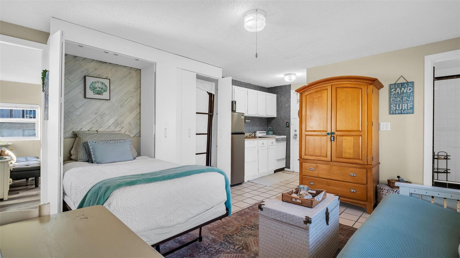 Sudio, TWO Twin Murphy Beds plus sofa, dinette, etc. - 483 E SHORE DR #D4, CLEARWATER BEACH