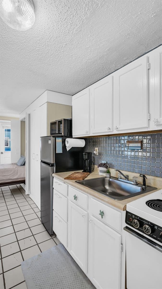 Kitchenette - 483 E SHORE DR #D4, CLEARWATER BEACH
