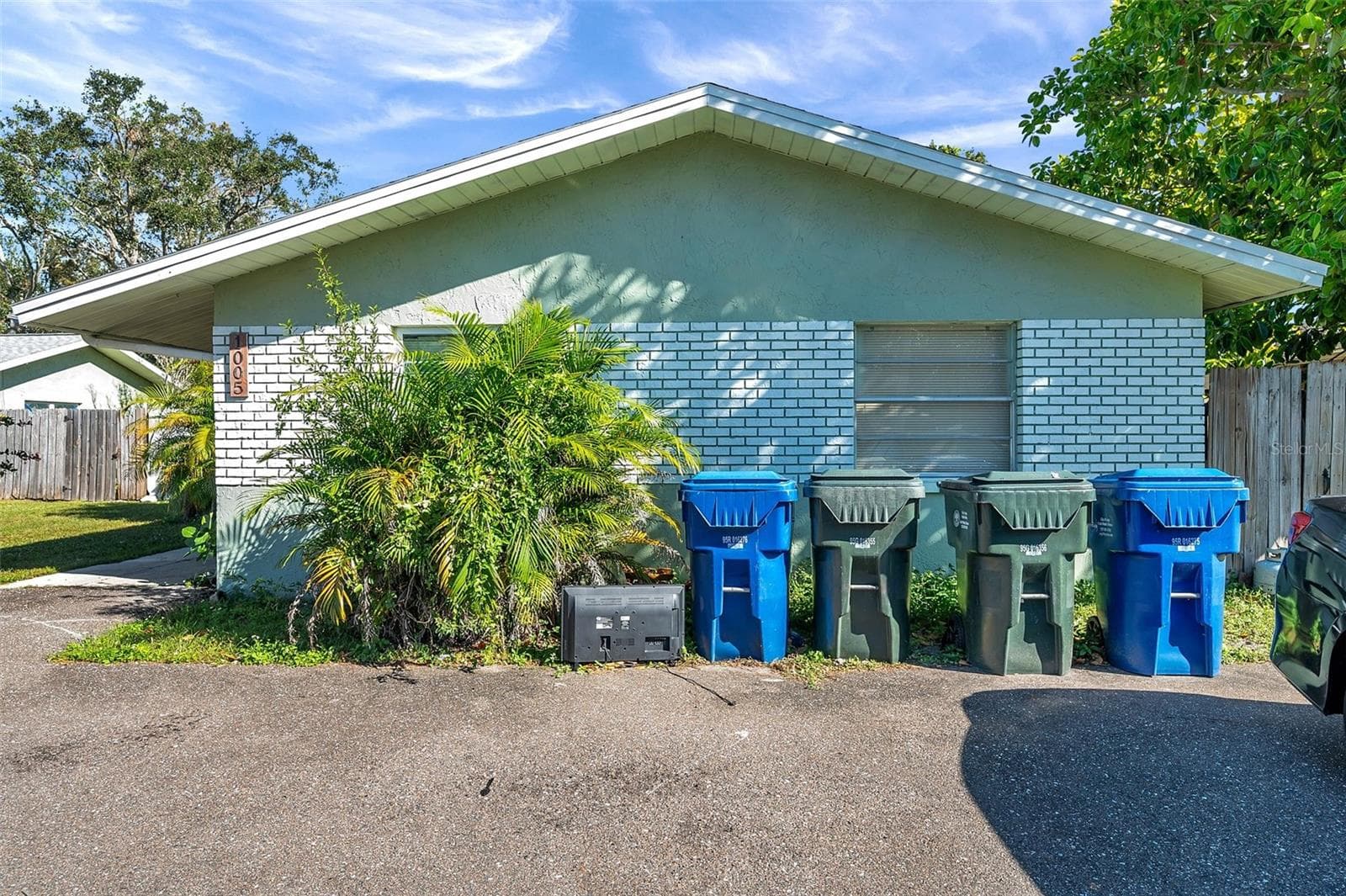 1005 is a 2/1 and 1007 is a 3/1. - 1005 LAKE PALMS DR, LARGO