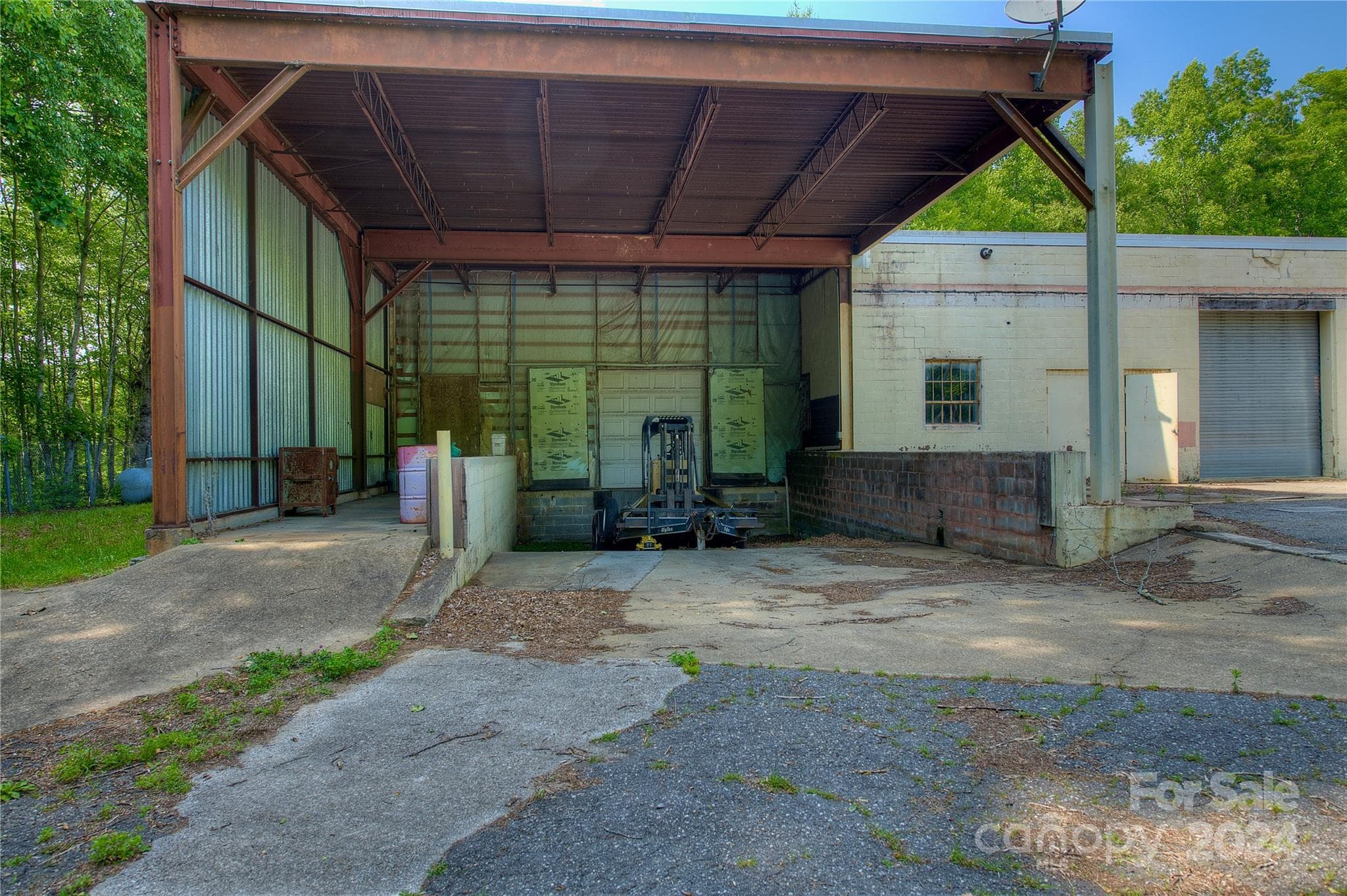 Loading Bay 1 With Lift - 350 Henredon Road, Spruce Pine