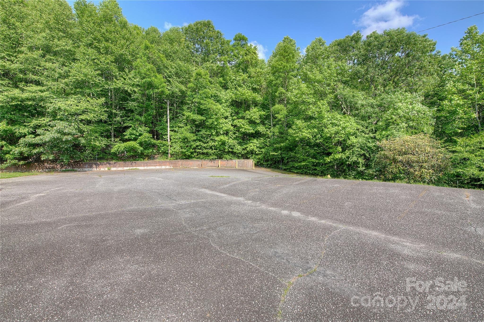Front Parking - 350 Henredon Road, Spruce Pine