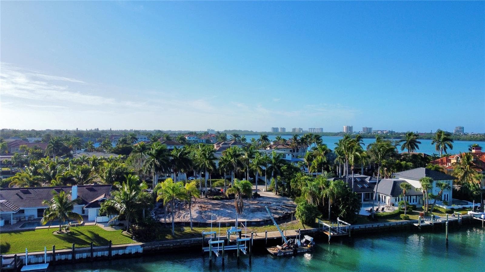 120 feet width of property with big water access directly to Sarasota Bay and Intercoastal Waterway and the Gulf of Mexico. - 109 N WARBLER LN, SARASOTA