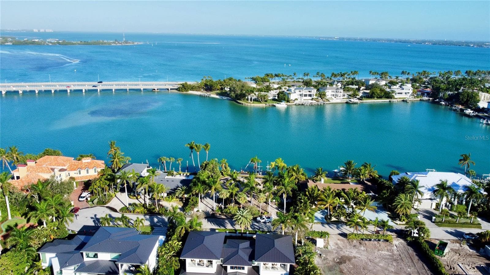 120 feet width of property with big water access directly to Sarasota Bay and Intercoastal Waterway and the Gulf of Mexico. - 109 N WARBLER LN, SARASOTA