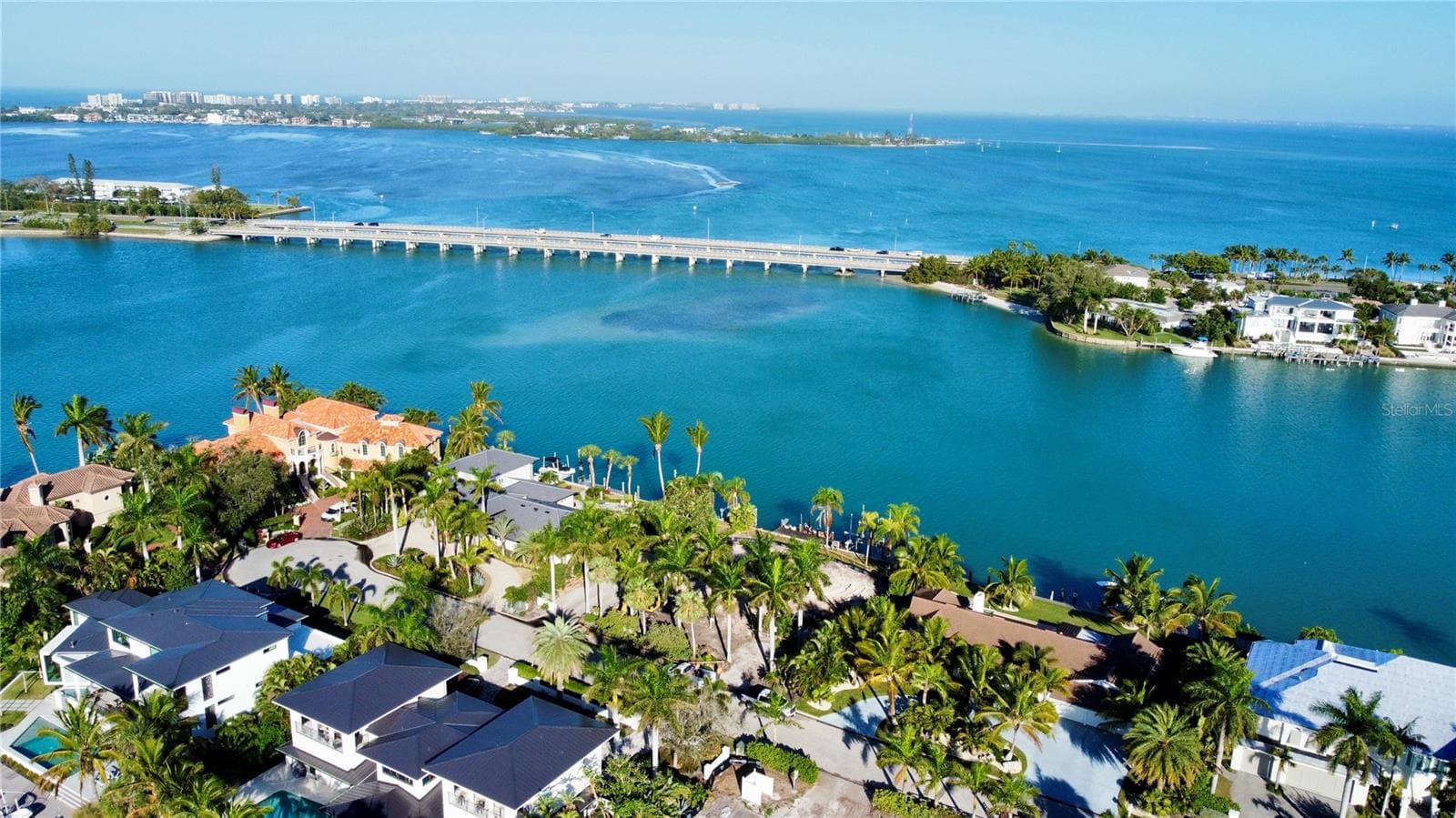 120 feet width of property with big water access directly to Sarasota Bay and Intercoastal Waterway and the Gulf of Mexico. - 109 N WARBLER LN, SARASOTA