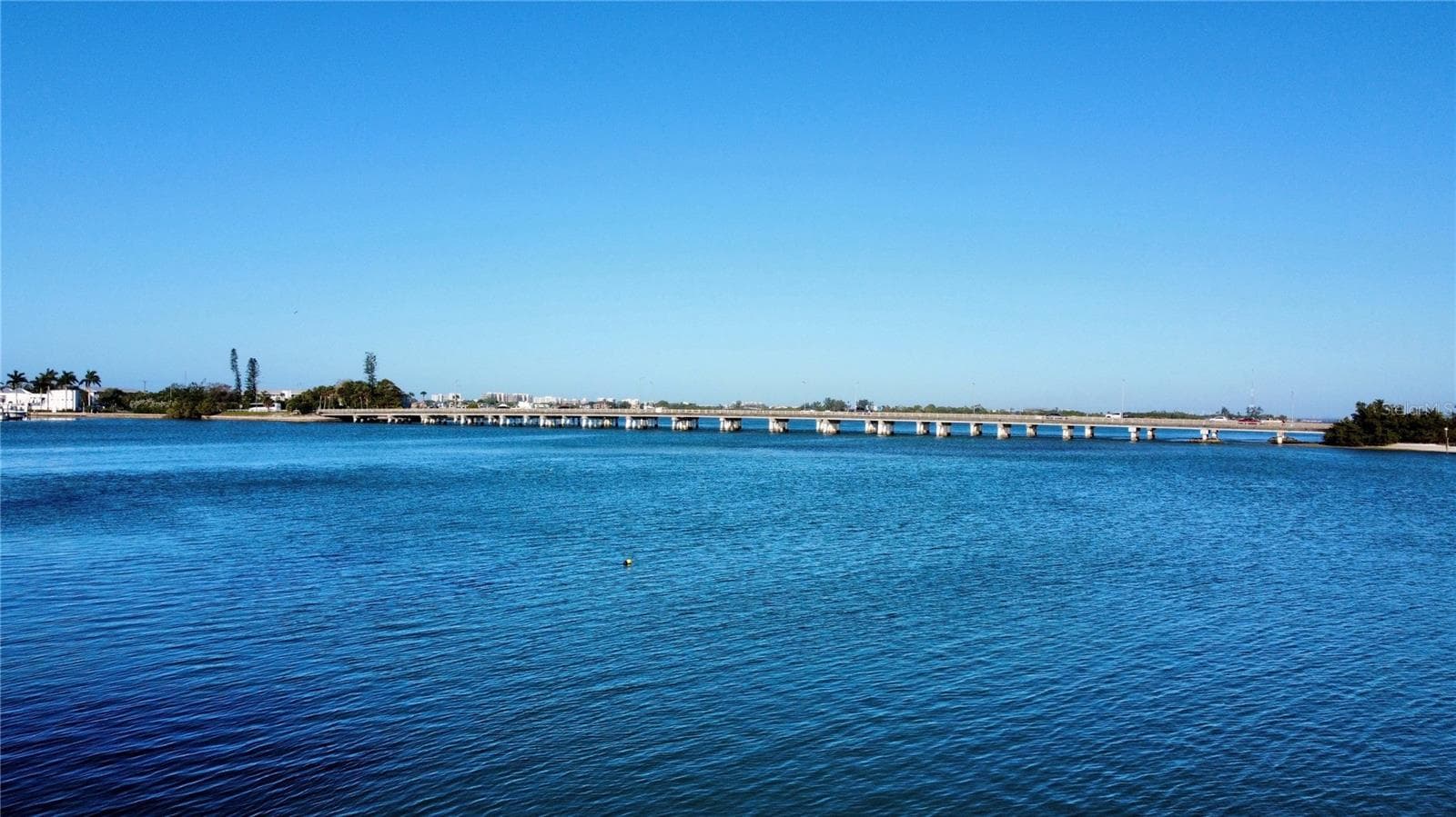 North facing view, 120 feet width of property with big water access directly to Sarasota Bay and Intercoastal Waterway and the Gulf of Mexico. - 109 N WARBLER LN, SARASOTA
