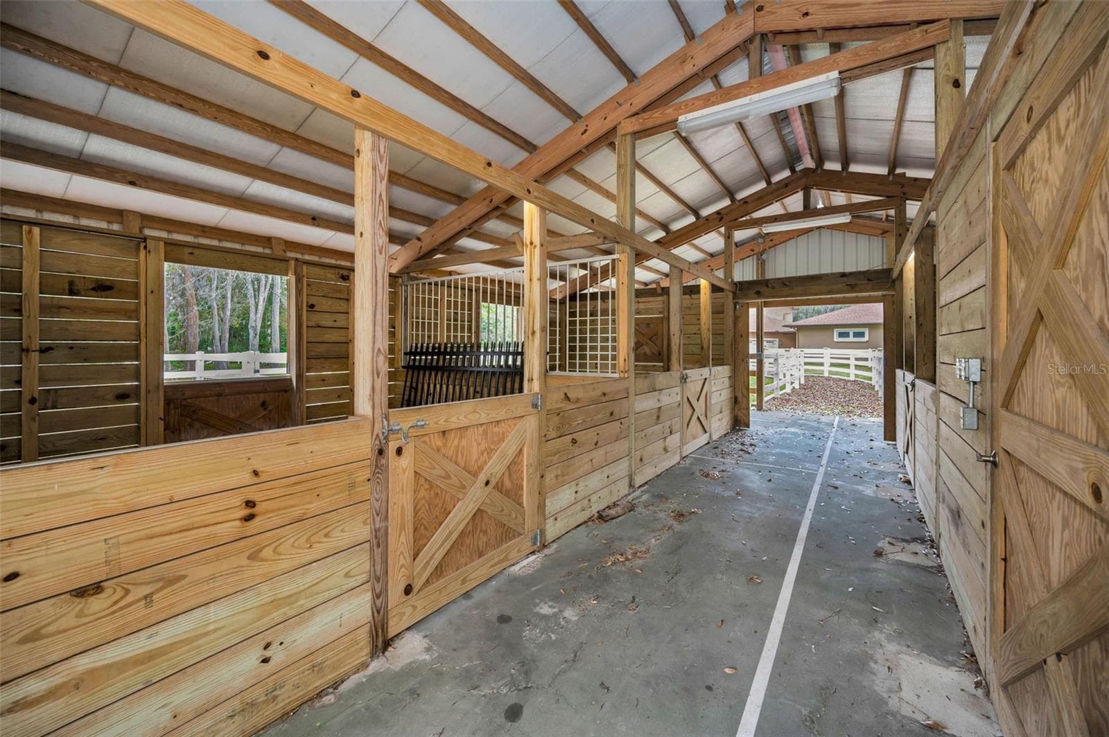 3 stalls/turn outs, 1 tack room,1 wash stall - 249 DOGWOOD TRCE, TARPON SPRINGS