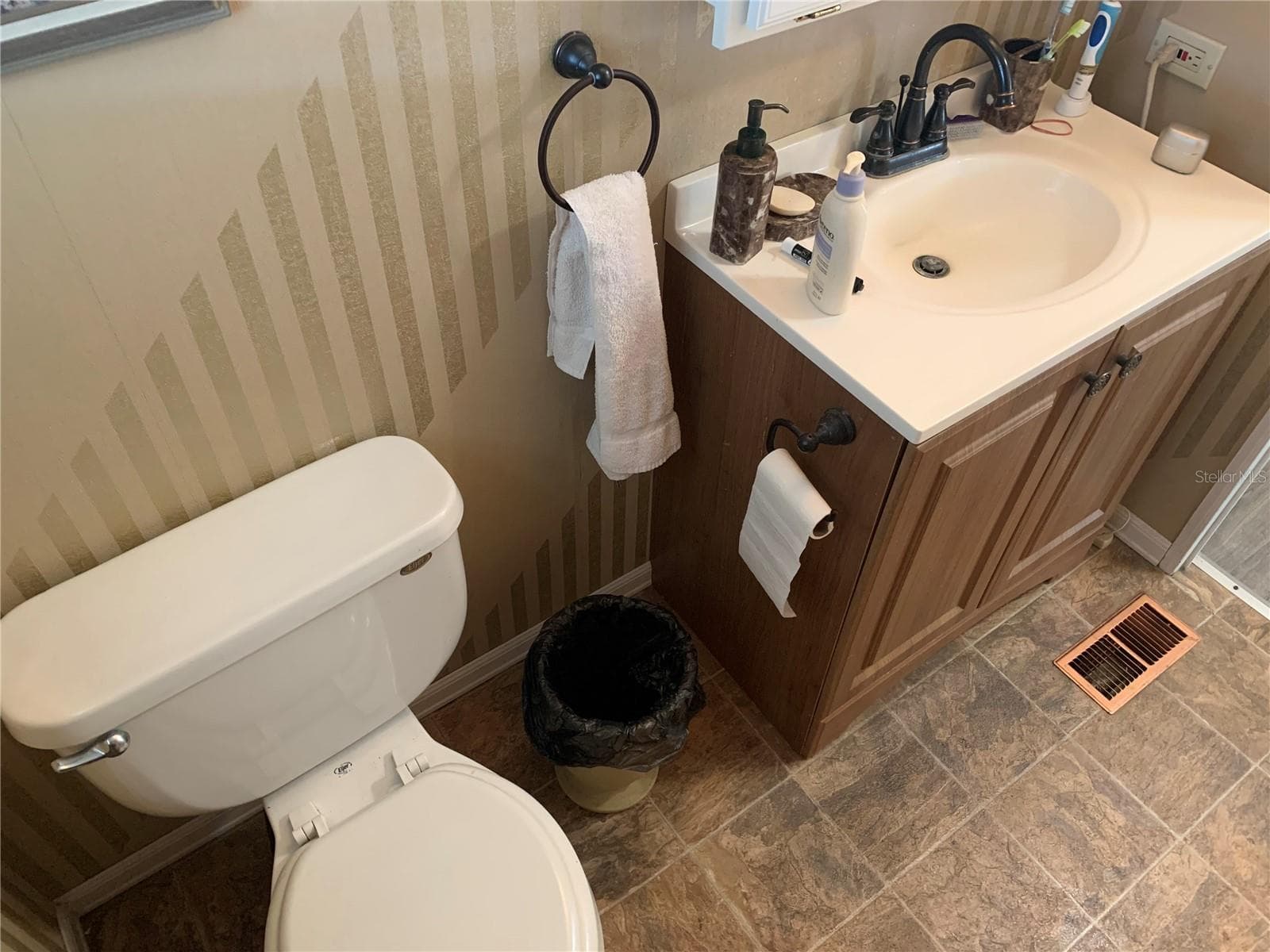 Mobile Home at 10456 PEACEFUL DR, LARGO, photo 18 of 24