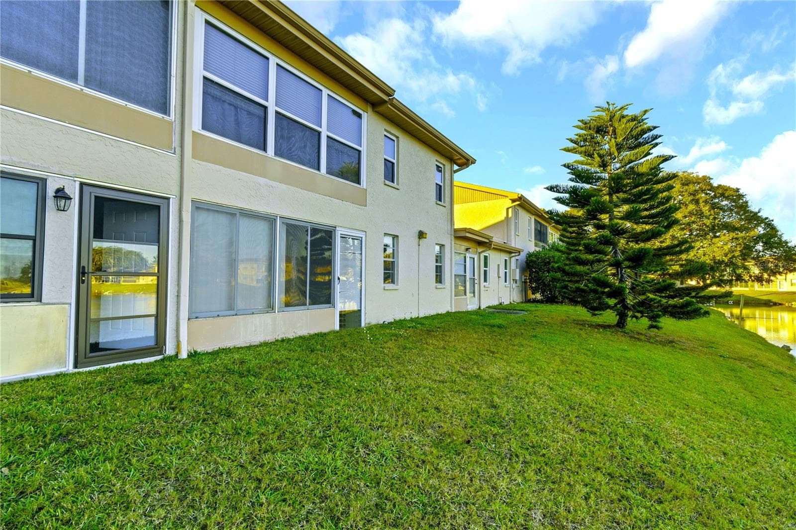 Rear Yard - 1034 BOWSPRIT LN, HOLIDAY