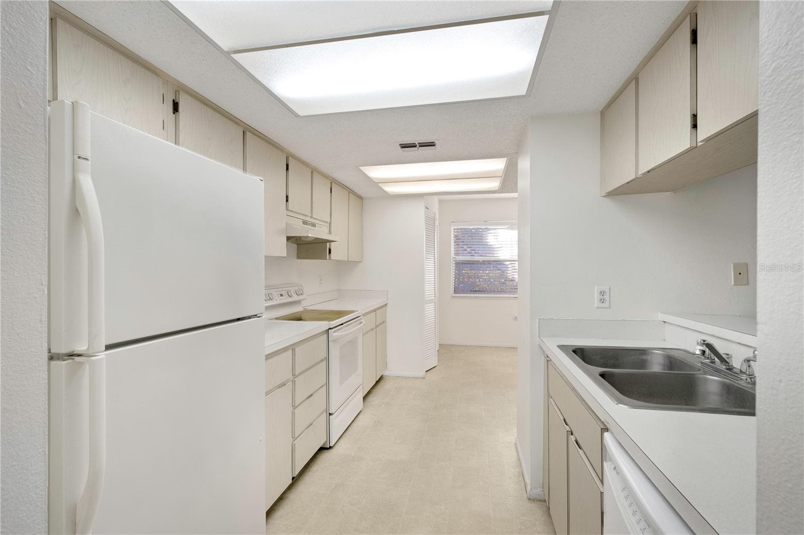Kitchen - 1034 BOWSPRIT LN, HOLIDAY