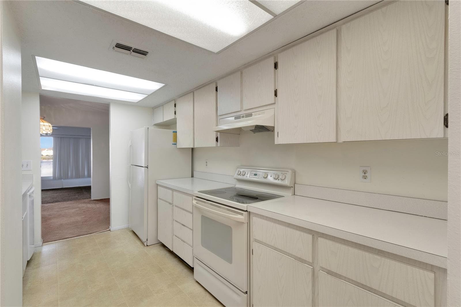Kitchen - Left View - 1034 BOWSPRIT LN, HOLIDAY