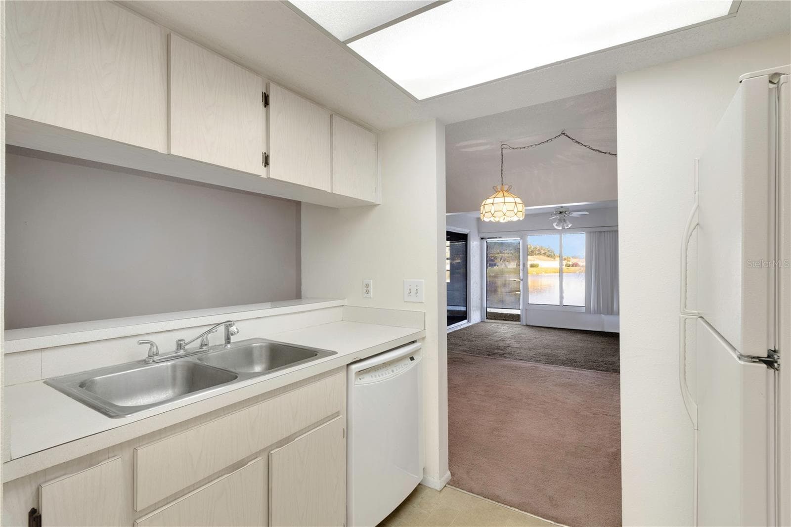 Kitchen - Right View - 1034 BOWSPRIT LN, HOLIDAY