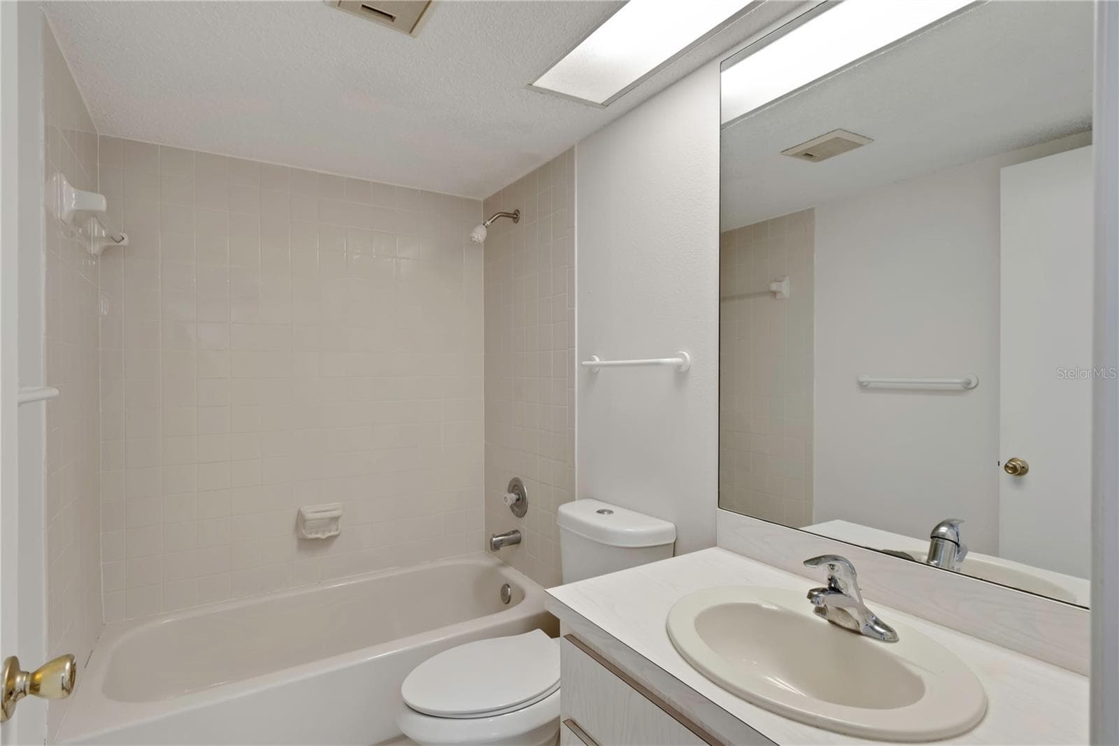 Bathroom #2 - 1034 BOWSPRIT LN, HOLIDAY