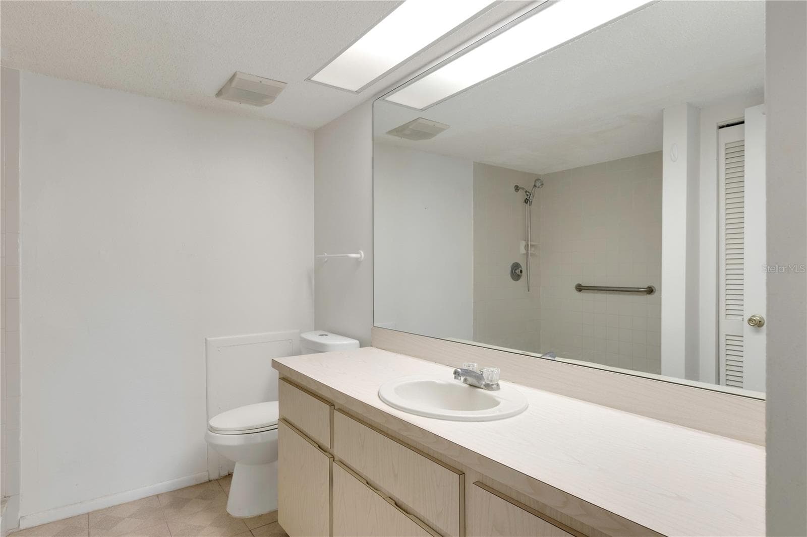 Master Bathroom - 1034 BOWSPRIT LN, HOLIDAY