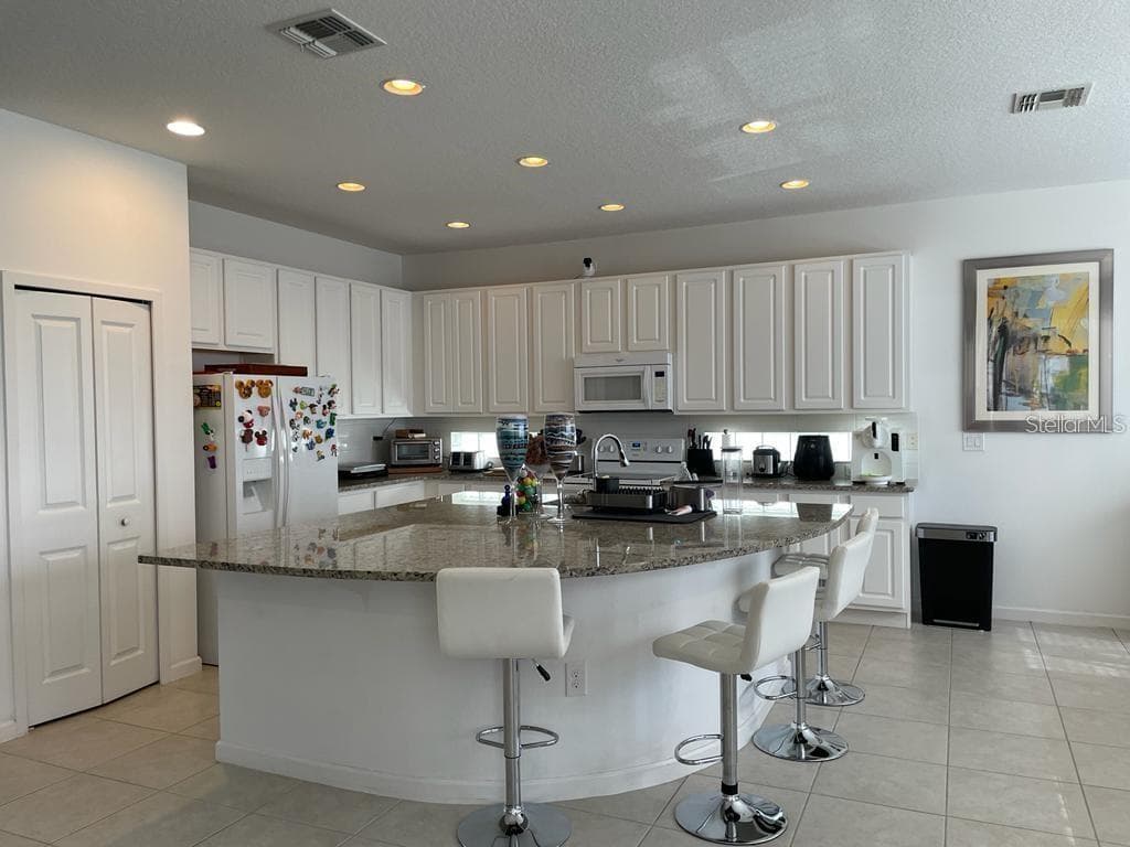 spacious downstairs - 3850 OAKVILLE AVE, KISSIMMEE