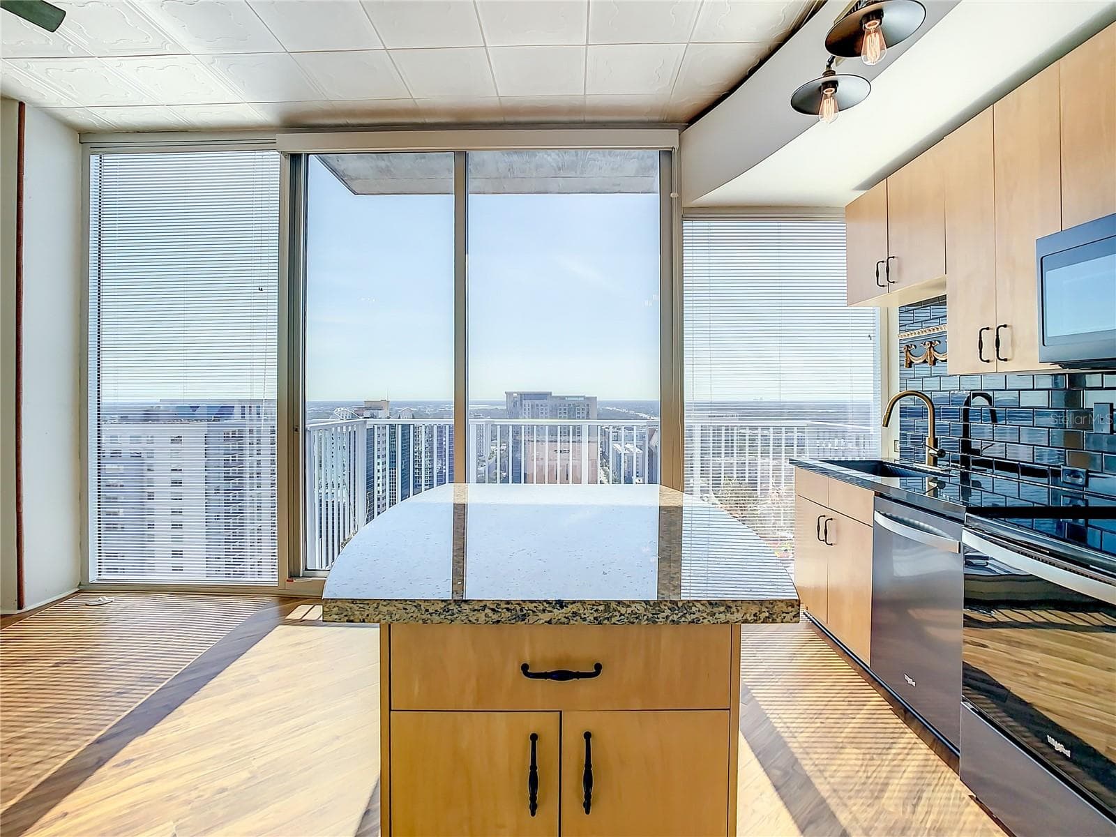 kitchen with movable island - 155 S COURT AVE #2107, ORLANDO