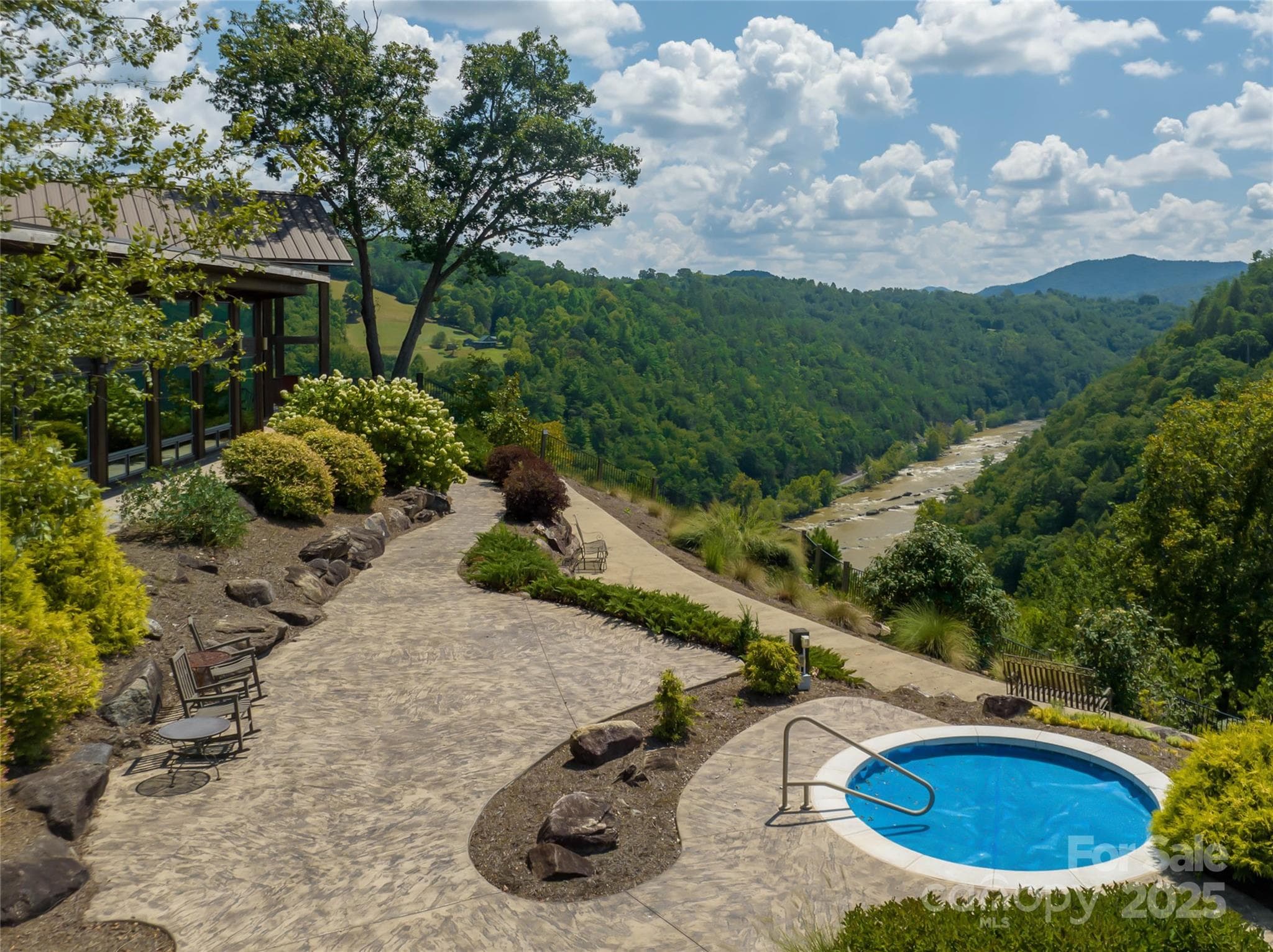 Hot tub overlooking the French Broad River - Marshall