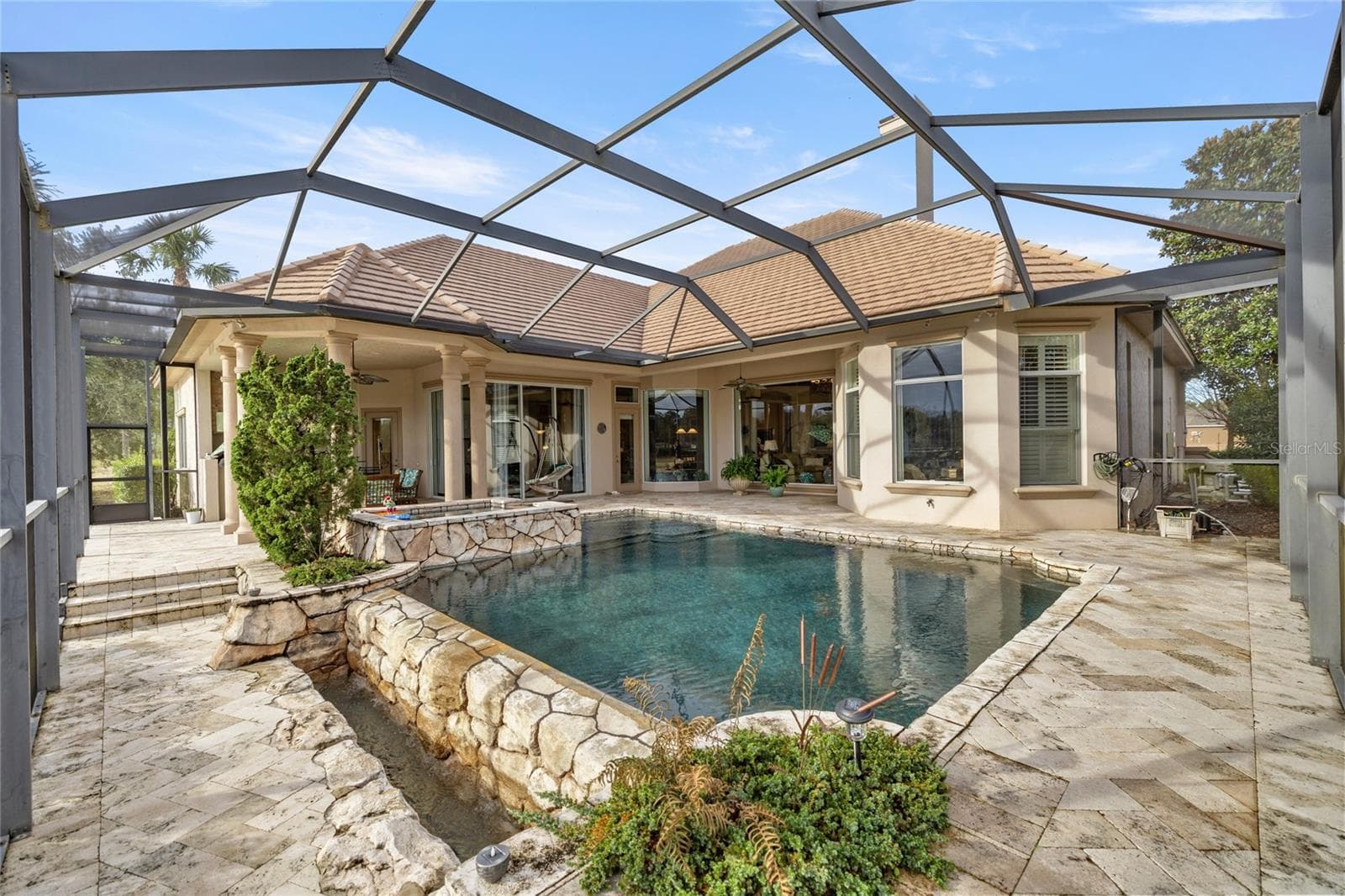 Enclosed infinity pool and outdoor kitchen - 6861 SW 179TH AVENUE RD, DUNNELLON