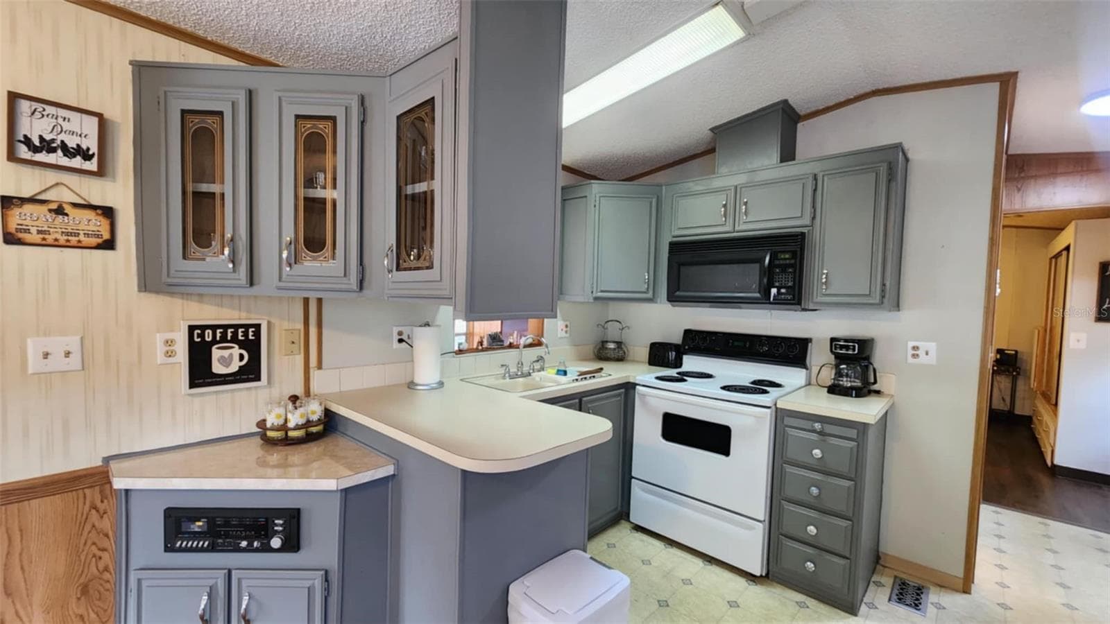 Manufactured Home at 9 LONG HAMMOCK DR, RIVER RANCH, photo 5 of 17