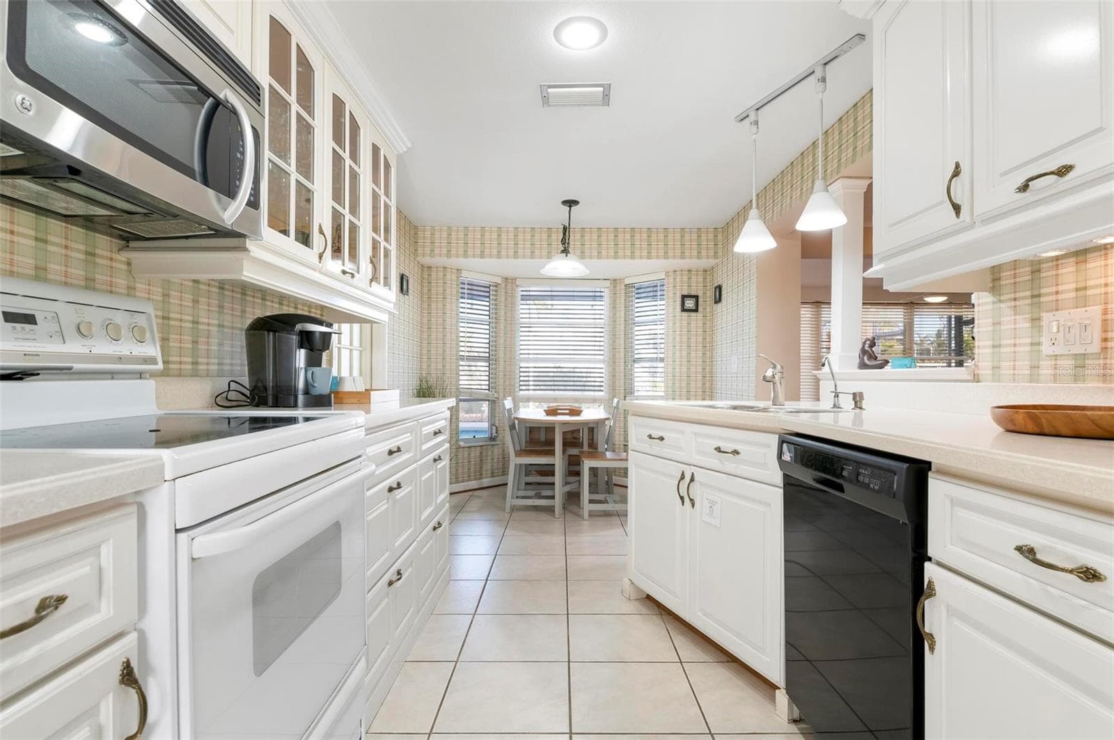 Single Family Residence at 5207 BIMINI DR, BRADENTON, photo 8 of 40
