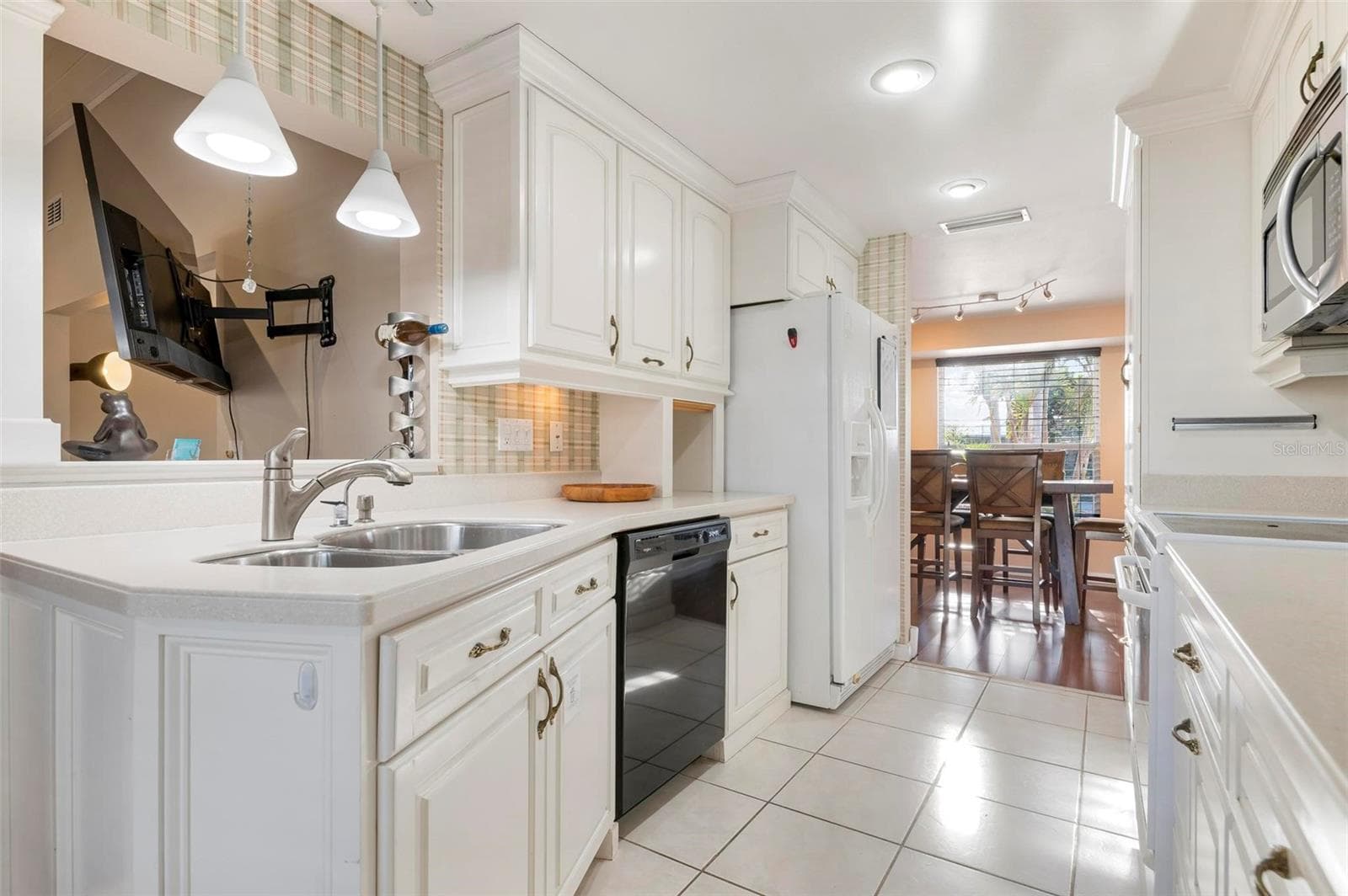 Single Family Residence at 5207 BIMINI DR, BRADENTON, photo 9 of 40