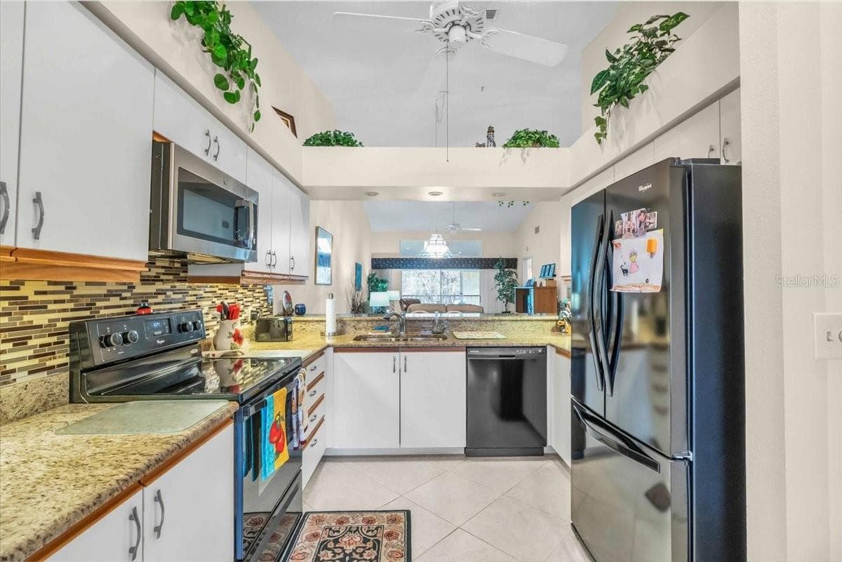 kitchen - 6713 STONE RIVER RD #206, BRADENTON