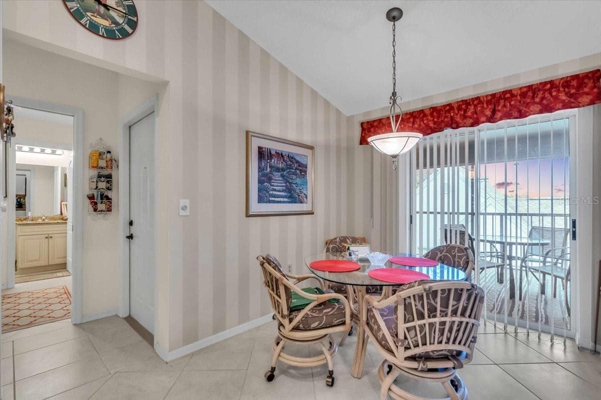 eat-in kitchen - 6713 STONE RIVER RD #206, BRADENTON