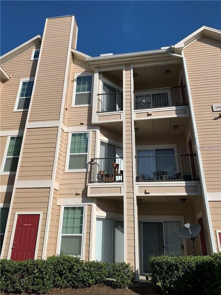2000 ERVING CIR #102