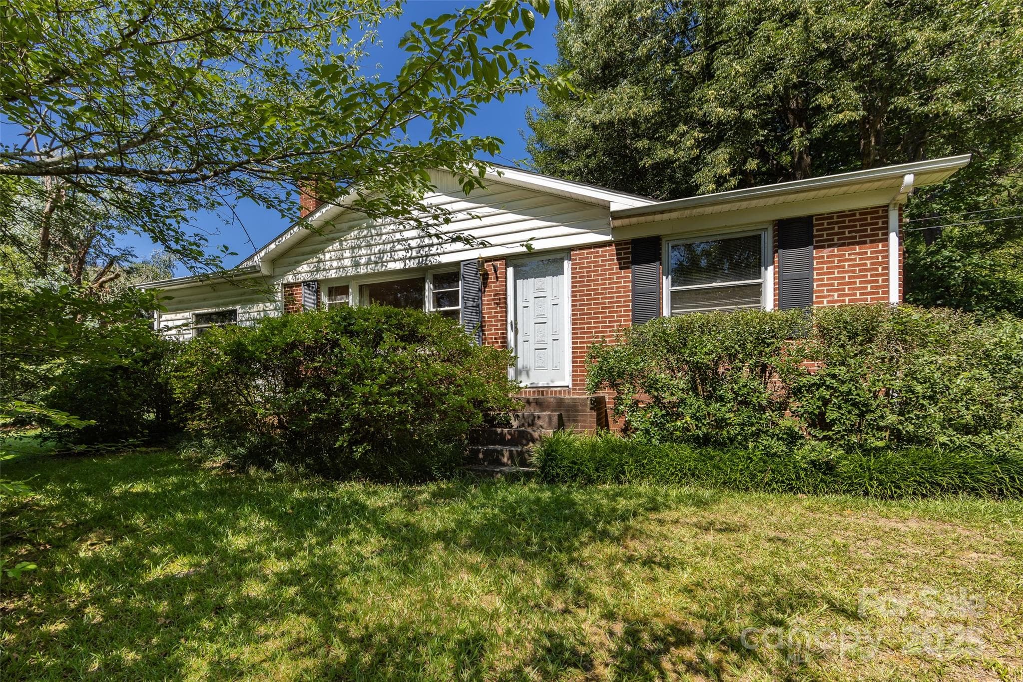 Single Family Residence at 2001 Mcdonald Drive, Charlotte, photo 2 of 27