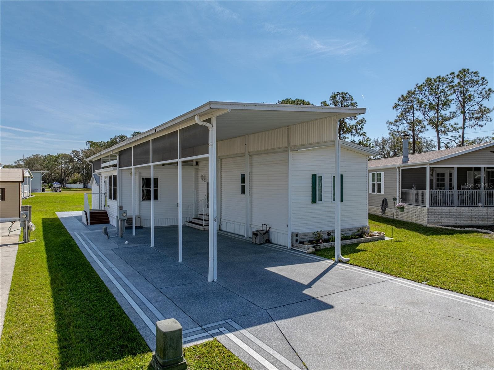 Manufactured Home at 8925 SOUTHSHORE CT, POLK CITY, photo 3 of 88