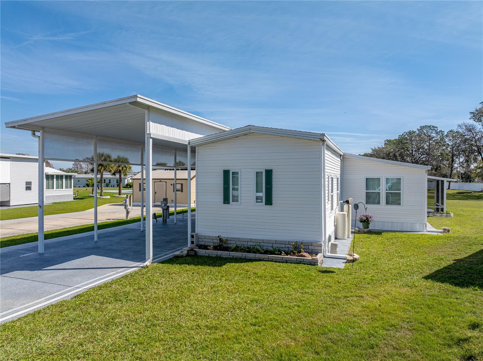 Manufactured Home at 8925 SOUTHSHORE CT, POLK CITY, photo 4 of 88