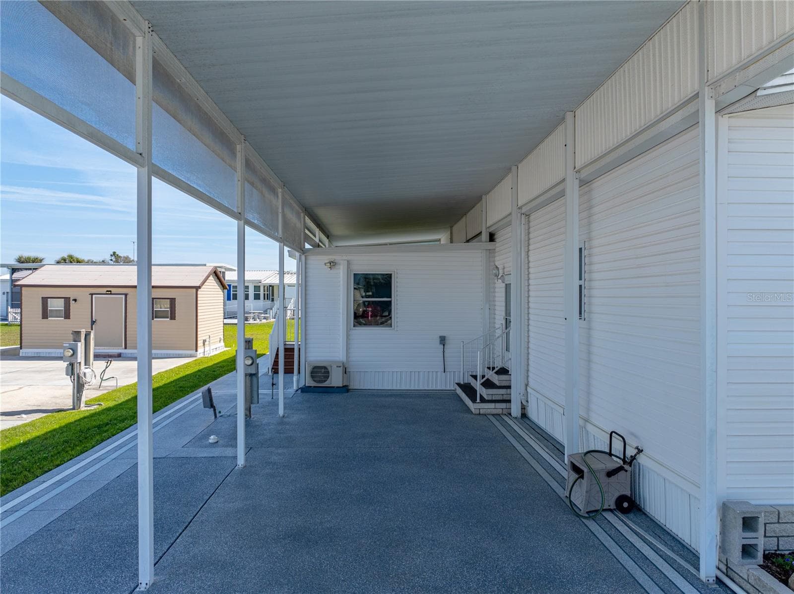 Manufactured Home at 8925 SOUTHSHORE CT, POLK CITY, photo 6 of 88