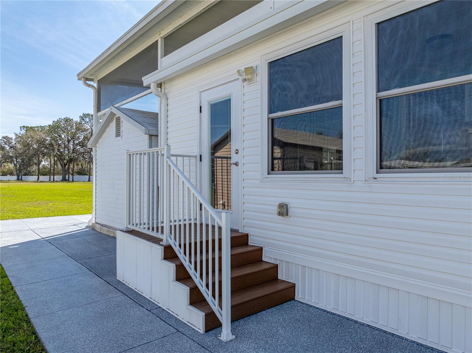 Manufactured Home at 8925 SOUTHSHORE CT, POLK CITY, photo 8 of 88