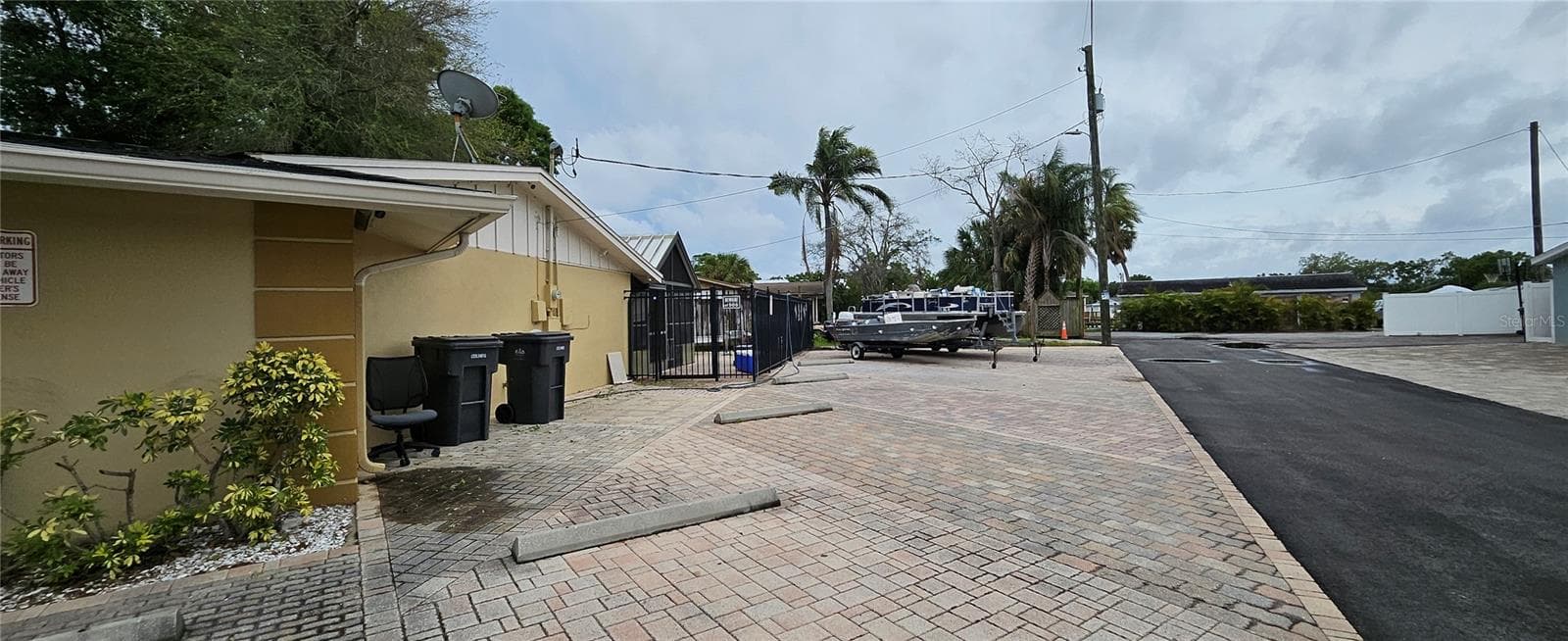 Brick Pave Parking Lot - 8814 ROCKY CREEK DR, TAMPA