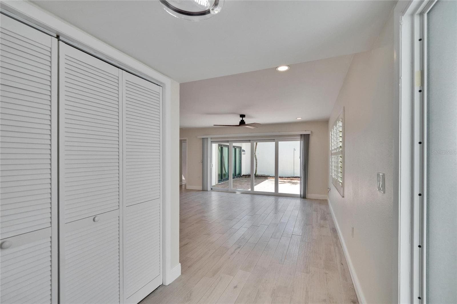 Coming into the Foyer with view of the Great Room beyond - 370 S WOODLANDS DR, OLDSMAR